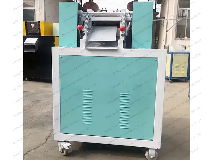 Plastic pellet cutting machine