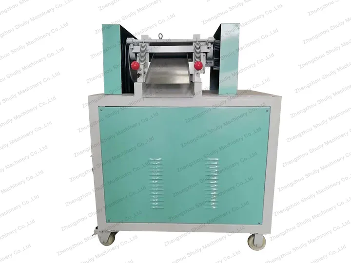 Plastic pellet cutting machine