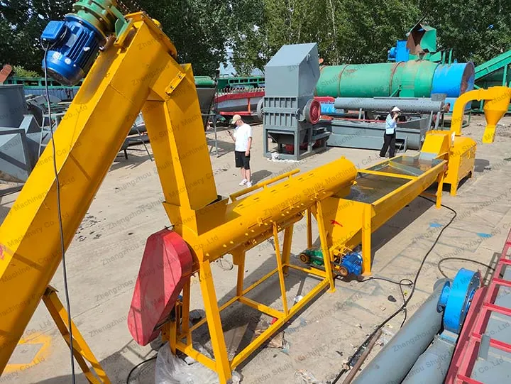 Línea de reciclaje de botellas de agua.