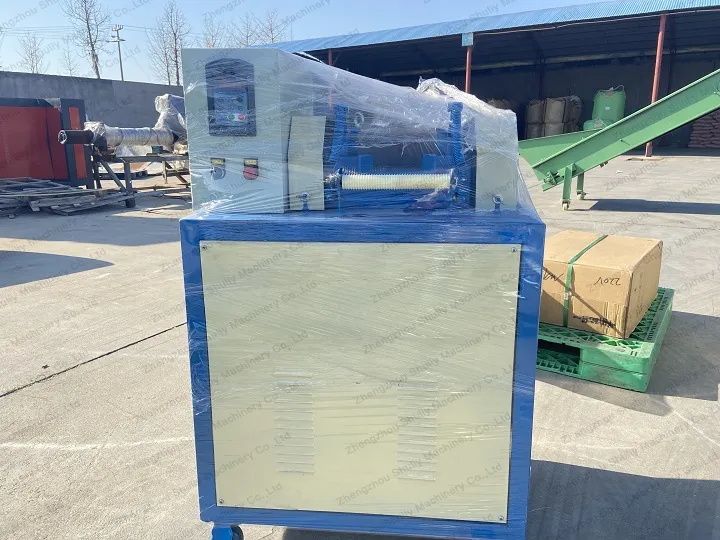 Plastic pellet cutting machine