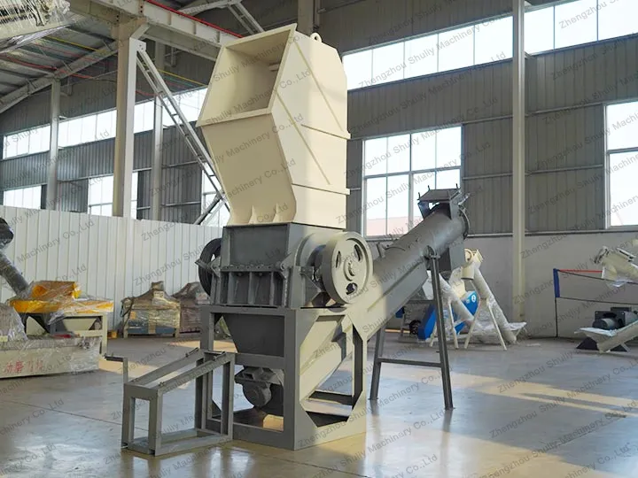 Plastic waste shredder machine