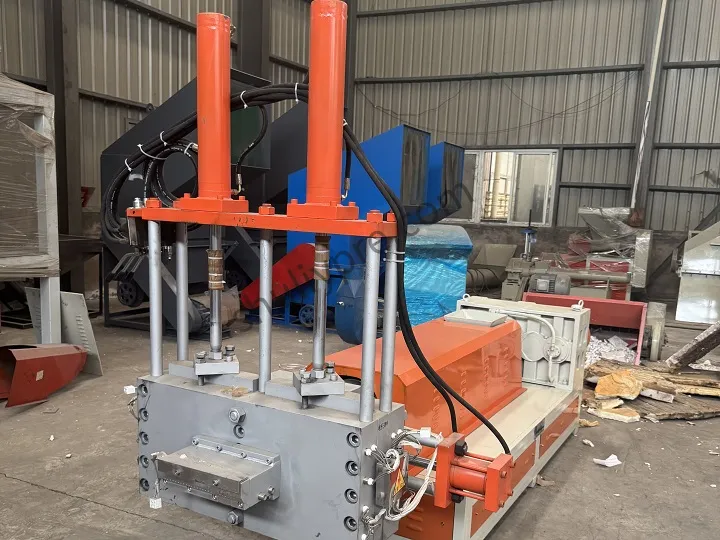 Hydraulic die head for plastic granulator